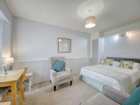 Apartment 8 - Large Studio Sea Front-Ground floor -Free Parking